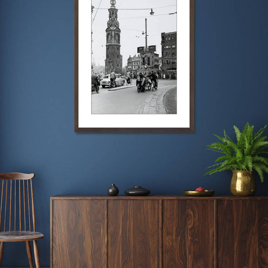 Zwart-witfoto uit 1956 van het Muntplein in Amsterdam, gezien naar de Kalverstraat. – donkerbruine wissellijst in woonkamer