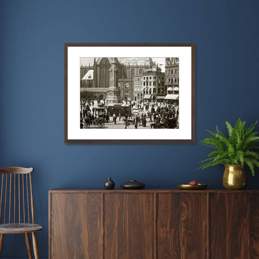 Zwart-witfoto uit 1895 van het Damplein in Amsterdam vol met mensen. – donkerbruine wissellijst in woonkamer