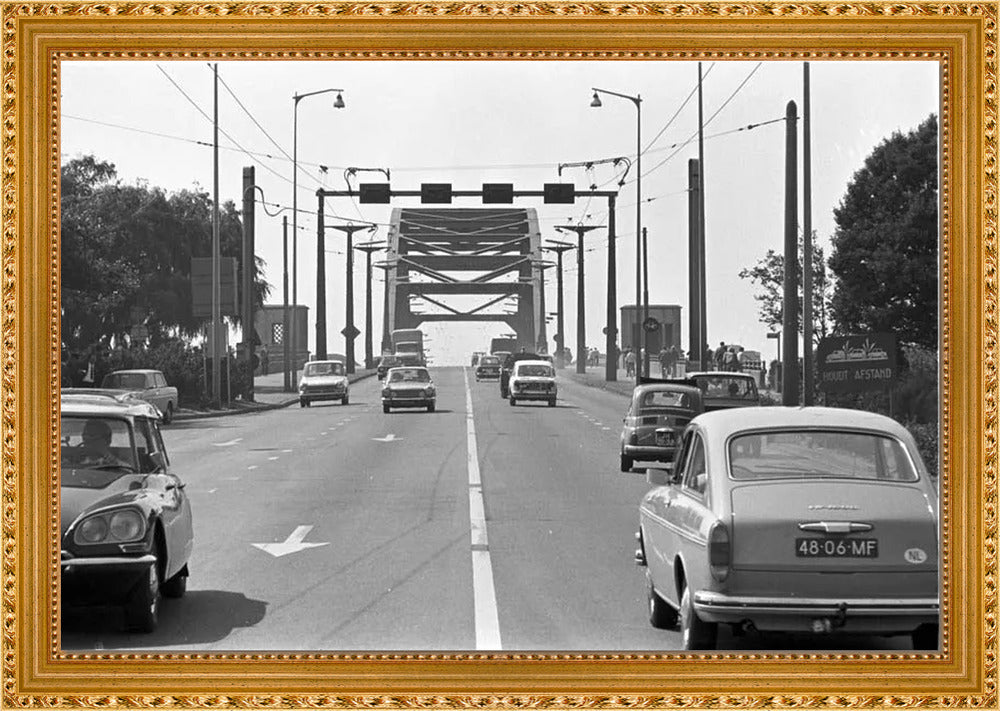 Verkeer op de John Frostbrug - 1970