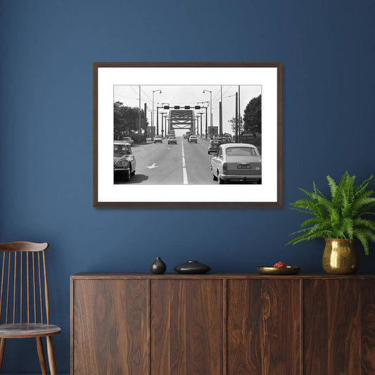 Zwart-witfoto uit omstreeks 1970 van verkeer op de John Frostbrug in Arnhem. – donkerbruine wissellijst in woonkamer