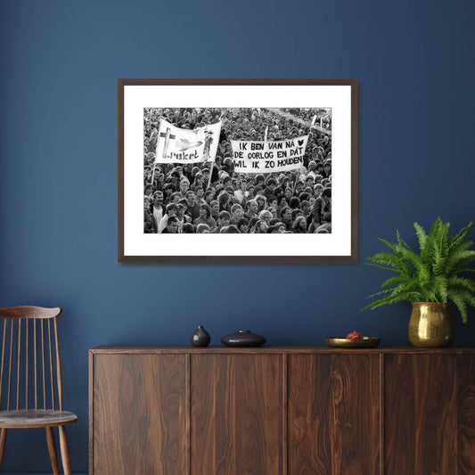 Zwart-witfoto uit 1983 van de Vredesdemonstratie tegen kernwapens op het Malieveld in Den Haag. – donkerbruine wissellijst in woonkamer