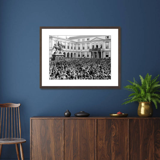 Zwart-witfoto uit 1938 van koningin Wilhelmina, prinses Juliana en prins Bernhard in Den Haag. – donkerbruine wissellijst in woonkamer
