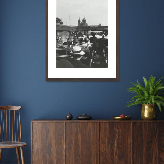 Zwart-witfoto uit omstreeks 1939 van een rondvaartboot door de Amsterdamse grachten. – donkerbruine wissellijst in woonkamer