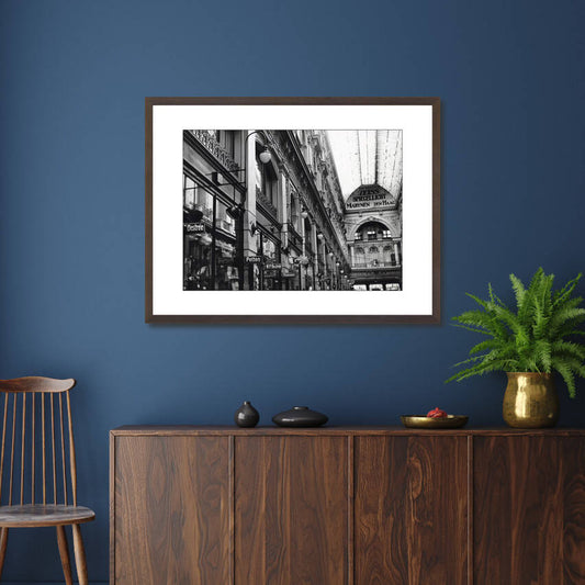 Zwart-witfoto uit 1927 van De Passage in Den Haag met de nieuwe verlichting. – donkerbruine wissellijst in woonkamer