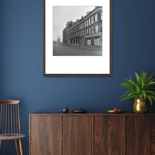 Historische foto van het Noordereiland voor de sloop rond 1966 – donkerbruine wissellijst in woonkamer