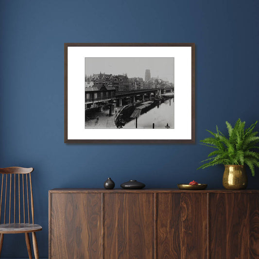 Historische foto van Beursstation aan de Kolk rond 1920 – donkerbruine wissellijst in woonkamer