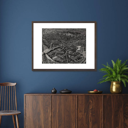 Historische luchtfoto van Spangen rond 1964 – donkerbruine wissellijst in woonkamer