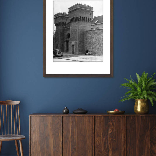 Zwart-witfoto uit 1948 van de poort van de Koepelgevangenis in Arnhem. – donkerbruine wissellijst in woonkamer