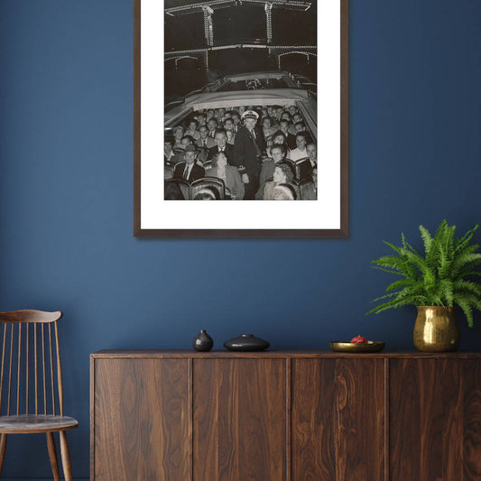 Zwart-witfoto uit 1953 van de verlichte Magere Brug over de Amstel in Amsterdam met een rondvaartboot. – donkerbruine wissellijst in woonkamer