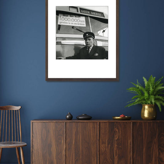 Zwart-witfoto uit 1964 van de tentoonstelling 'Van Omnibus tot Trolleybus' in Arnhem. – donkerbruine wissellijst in woonkamer