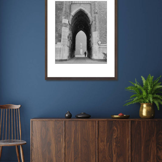 Zwart-witfoto uit 1954 van de Dom in Utrecht met zicht op het verzetsmonument. – donkerbruine wissellijst in woonkamer
