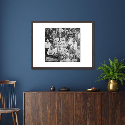 Zwart-witfoto uit 1964 van een verklede NEC-supporter in het Goffertstadion te Nijmegen. – donkerbruine wissellijst in woonkamer