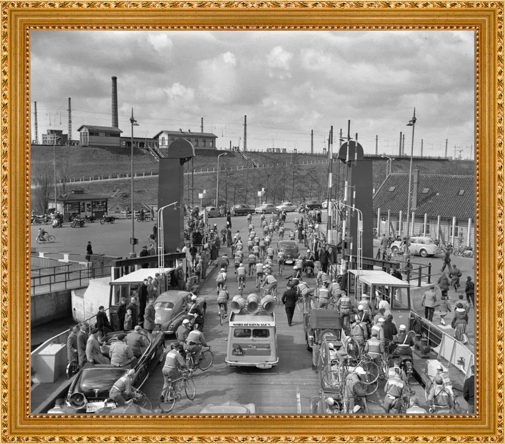 Ronde van Nederland op de pont bij Hembrug - 1955