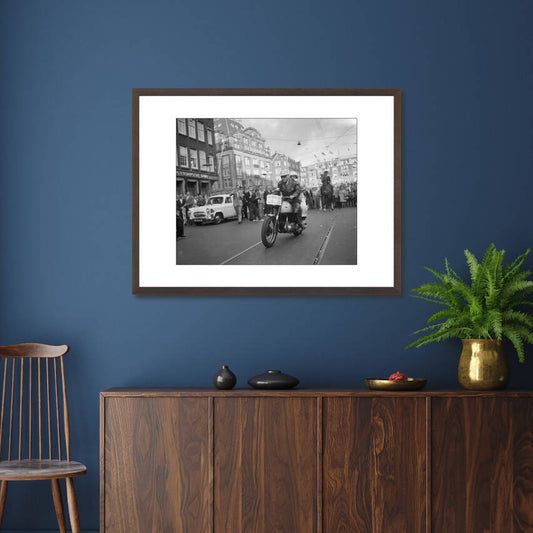 Zwart-witfoto uit 1959 van een motorrijder op de eerste Dam tot Damloop tussen Amsterdam en Zaandam. – donkerbruine wissellijst in woonkamer