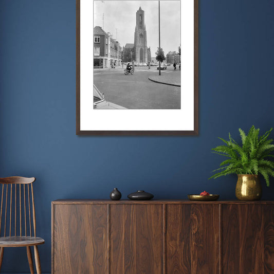 Zwart-witfoto uit 1965 van de Eusebiuskerk in Arnhem, gezien vanaf de Kleine Oord. – donkerbruine wissellijst in woonkamer
