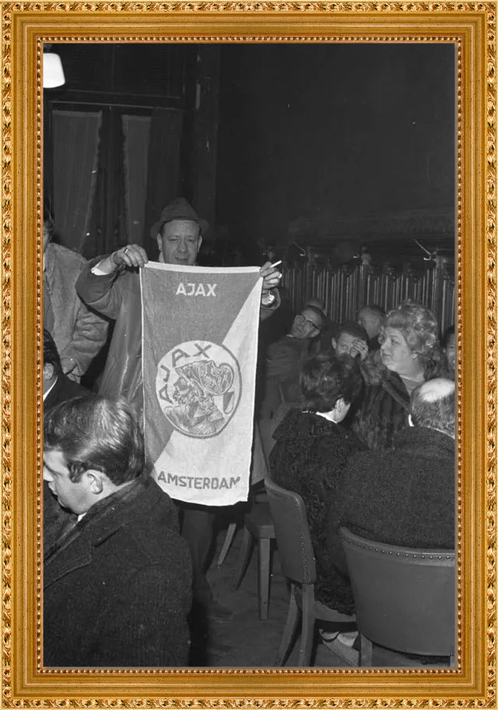 Ajax-supporters op Centraal Station - 1969