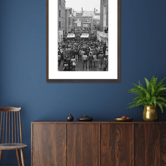 Zwart-witfoto uit 1981 van de gebarricadeerde Piersonstraat in Nijmegen tijdens de krakersbezetting. – donkerbruine wissellijst in woonkamer