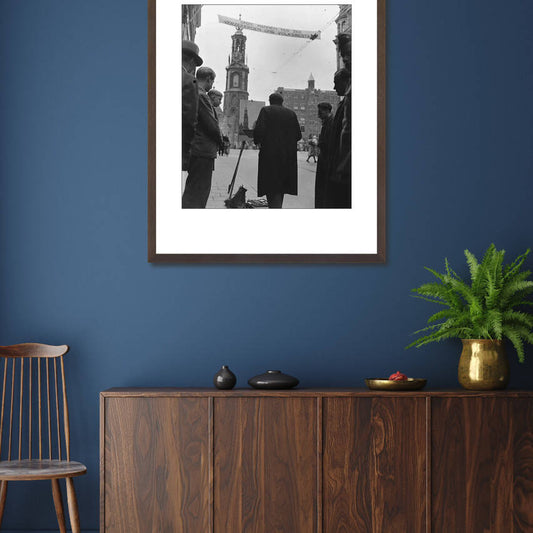 Zwart-witfoto uit 1945 van een straatschilder aan het werk in Amsterdam. – donkerbruine wissellijst in woonkamer