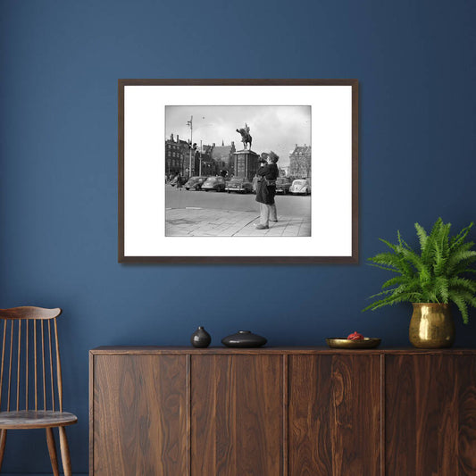Zwart-witfoto uit 1954 van filmopname op de Scheveningse Boulevard in Den Haag. – donkerbruine wissellijst in woonkamer