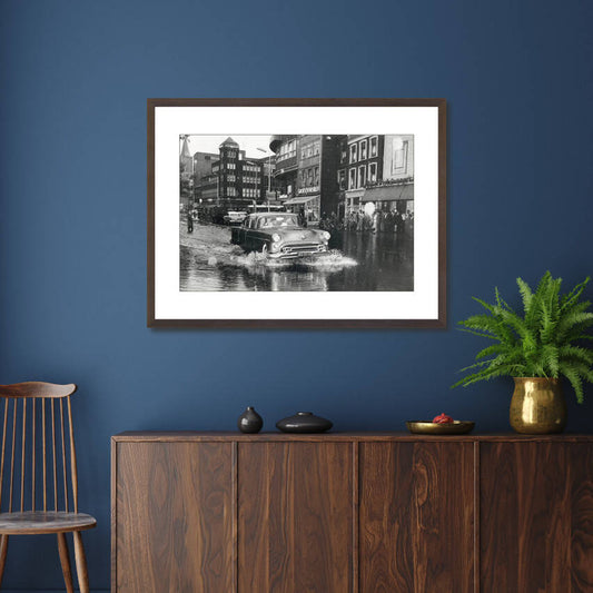 Zwart-witfoto uit 1957 van wateroverlast op het Vredenburg in Utrecht. – donkerbruine wissellijst in woonkamer