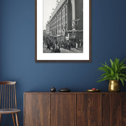 Zwart-witfoto uit 1948 van de Jaarbeursgebouwen aan het Vredenburg in Utrecht. – donkerbruine wissellijst in woonkamer