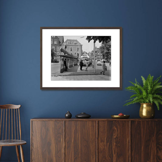 Zwart-witfoto uit 1966 van de bushalte voor streekbussen aan het Janskerkhof in Utrecht. – donkerbruine wissellijst in woonkamer