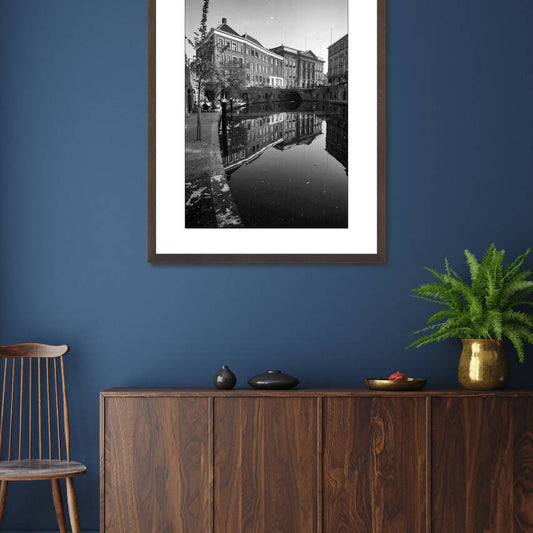 Zwart-witfoto uit 1960 van de Oudegracht en de Stadhuisbrug in Utrecht. – donkerbruine wissellijst in woonkamer