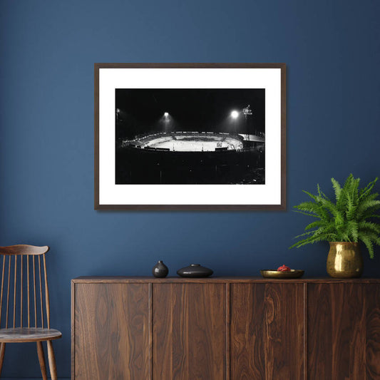 Zwart-witfoto uit 1976 van het Stadion Galgenwaard in Utrecht. – donkerbruine wissellijst in woonkamer