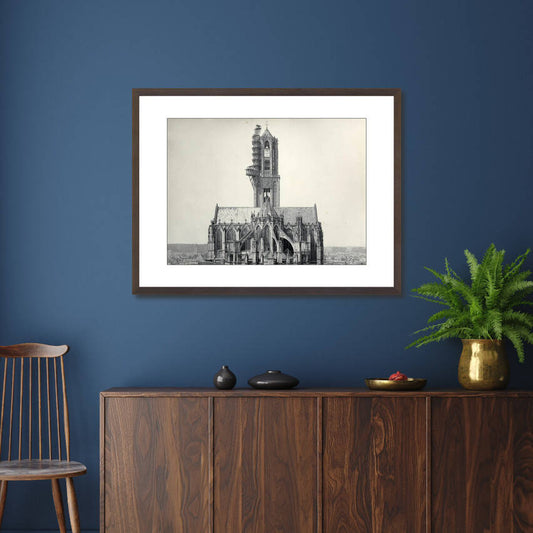 Zwart-witfoto uit 1903 van het koor van de Domkerk aan het Domplein in Utrecht. – donkerbruine wissellijst in woonkamer
