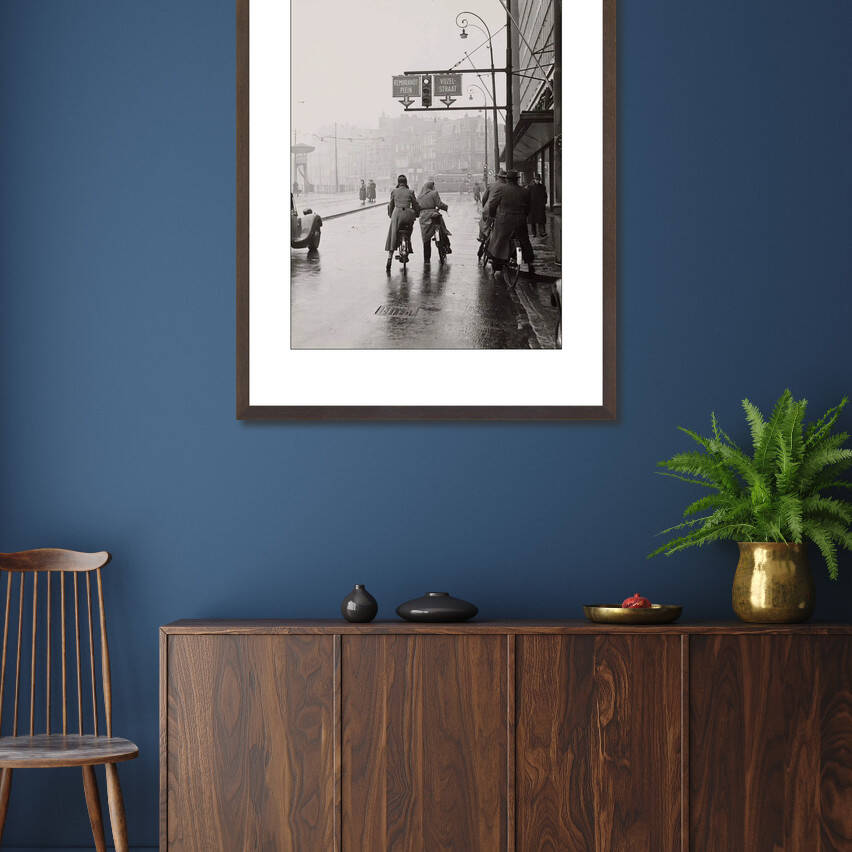 Zwart-witfoto uit 1954 van het Rokin in Amsterdam. – donkerbruine wissellijst in woonkamer