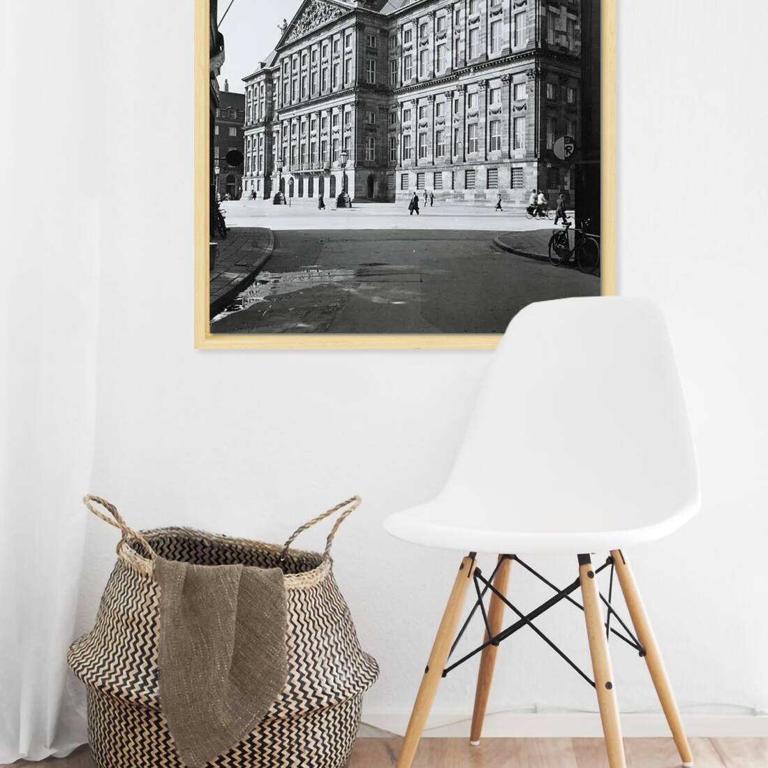 Zwart-witfoto uit 1951 van het Koninklijk Paleis op de Dam in Amsterdam, gezien vanuit de Eggertstraat. – canvas naturel baklijst in keuken