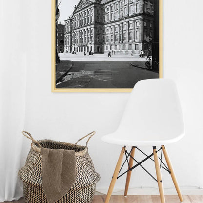 Zwart-witfoto uit 1951 van het Koninklijk Paleis op de Dam in Amsterdam, gezien vanuit de Eggertstraat. – canvas naturel baklijst in keuken