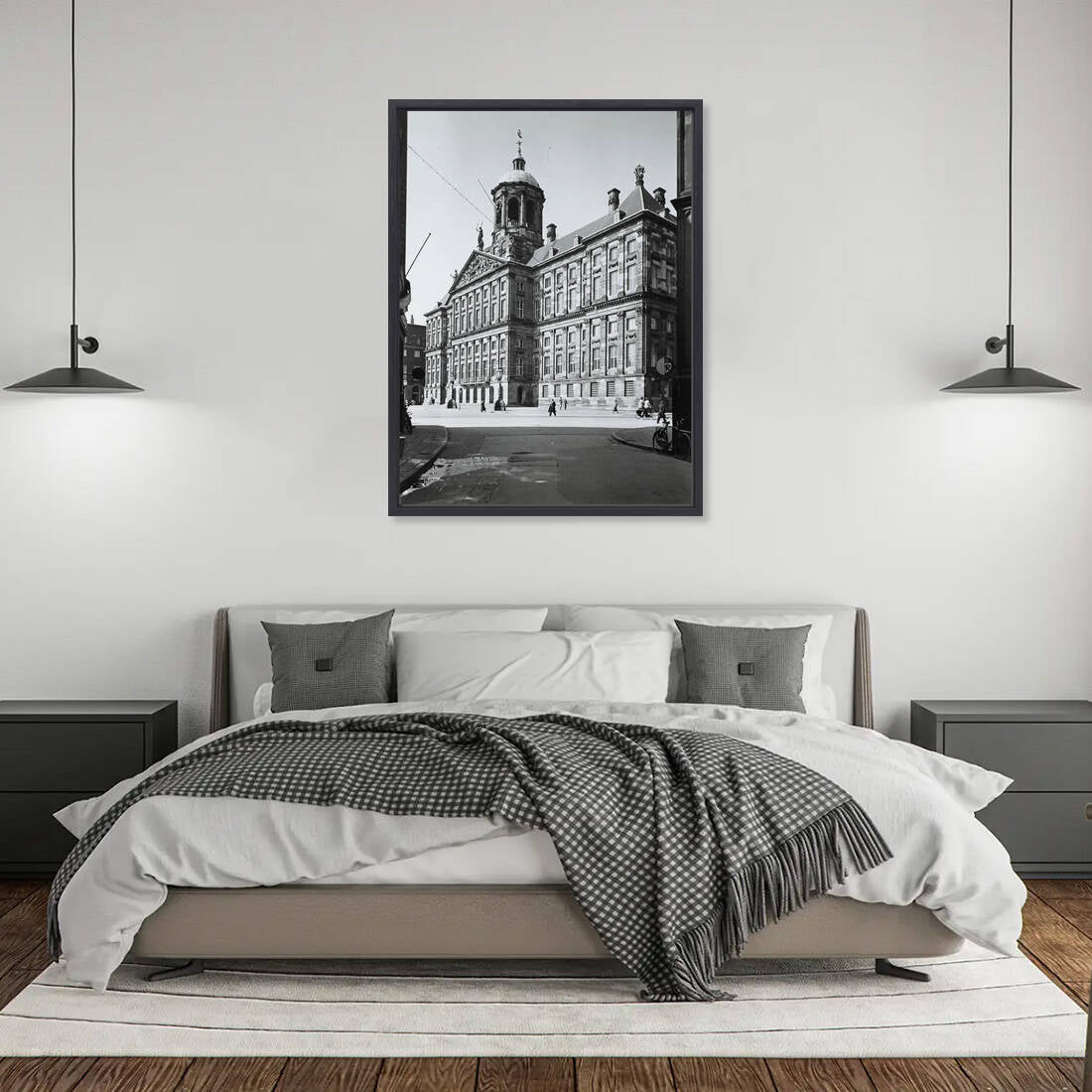 Zwart-witfoto uit 1951 van het Koninklijk Paleis op de Dam in Amsterdam, gezien vanuit de Eggertstraat. – canvas zwarte baklijst in slaapkamer