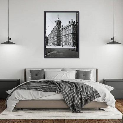 Zwart-witfoto uit 1951 van het Koninklijk Paleis op de Dam in Amsterdam, gezien vanuit de Eggertstraat. – canvas zwarte baklijst in slaapkamer