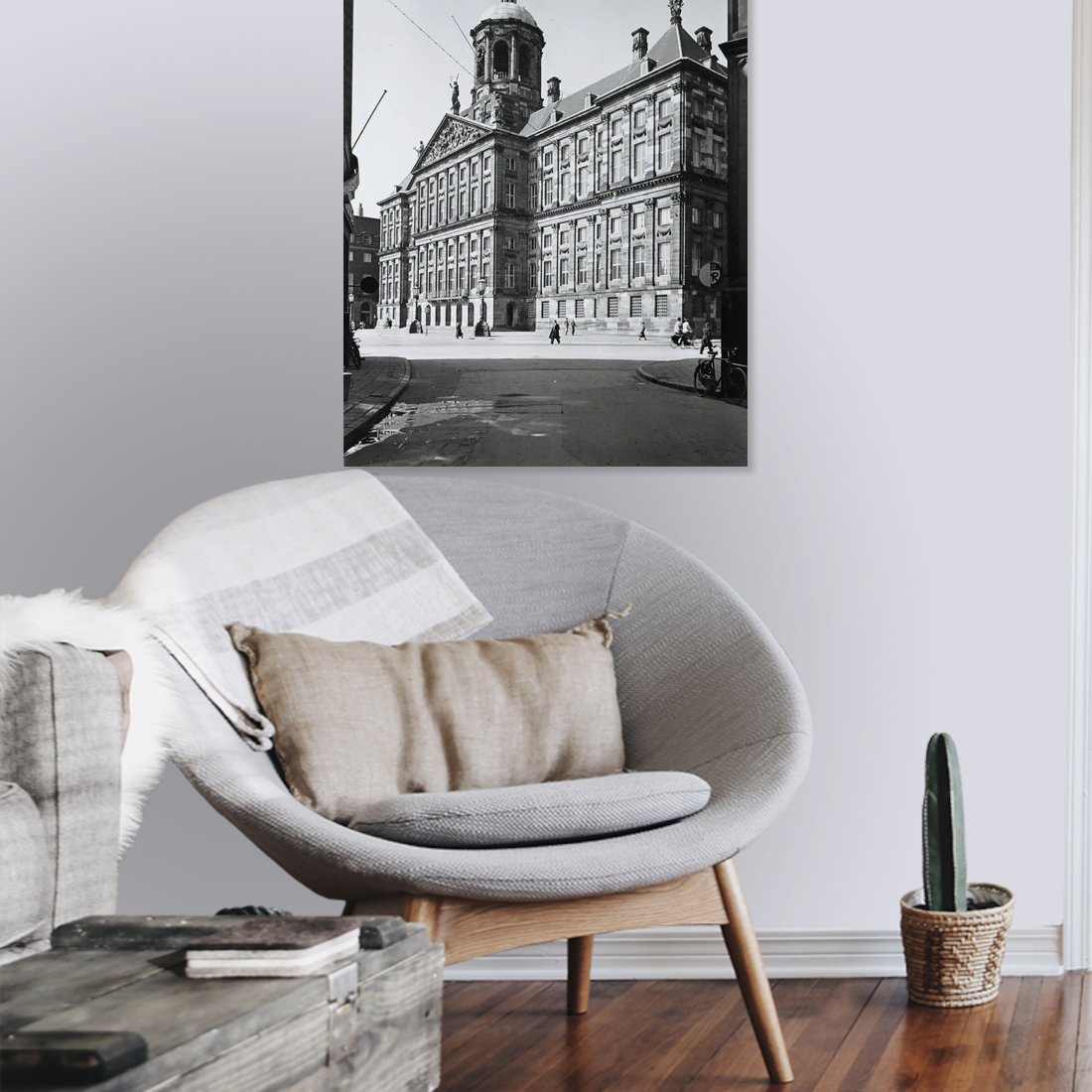 Zwart-witfoto uit 1951 van het Koninklijk Paleis op de Dam in Amsterdam, gezien vanuit de Eggertstraat. – canvas zonder lijst in leeshoek