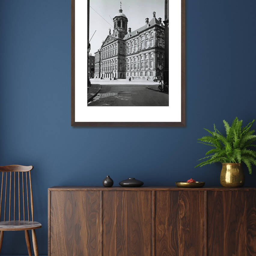 Zwart-witfoto uit 1951 van het Koninklijk Paleis op de Dam in Amsterdam, gezien vanuit de Eggertstraat. – donkerbruine wissellijst in woonkamer