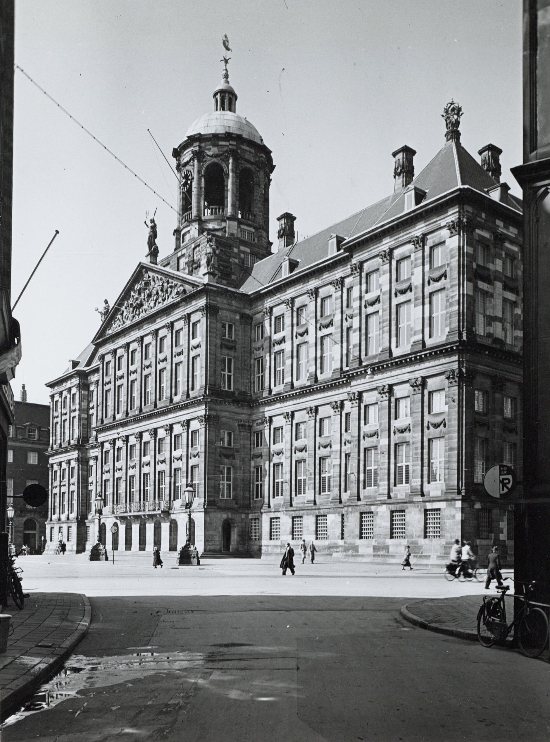Zwart-witfoto uit 1951 van het Koninklijk Paleis op de Dam in Amsterdam, gezien vanuit de Eggertstraat.