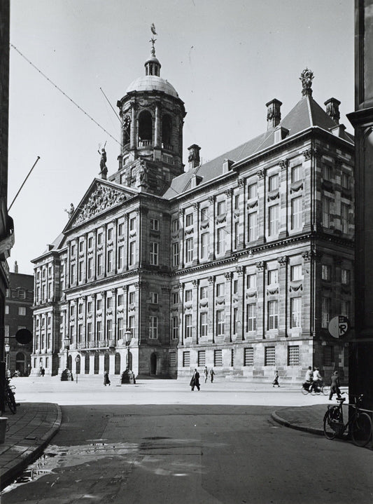 Zwart-witfoto uit 1951 van het Koninklijk Paleis op de Dam in Amsterdam, gezien vanuit de Eggertstraat.