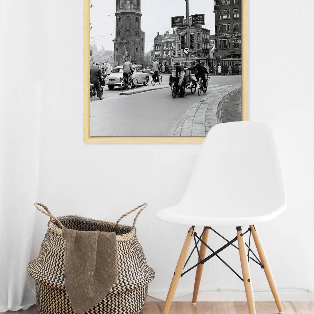 Zwart-witfoto uit 1956 van het Muntplein in Amsterdam, gezien naar de Kalverstraat. – canvas naturel baklijst in keuken