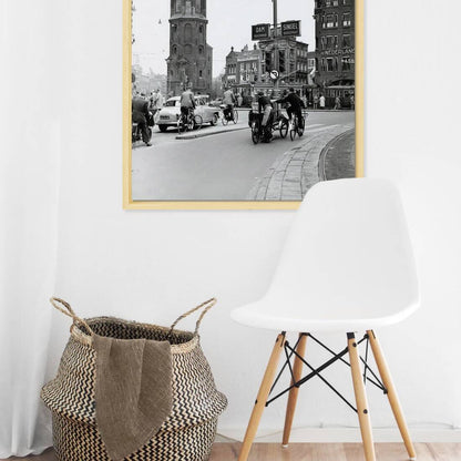 Zwart-witfoto uit 1956 van het Muntplein in Amsterdam, gezien naar de Kalverstraat. – canvas naturel baklijst in keuken