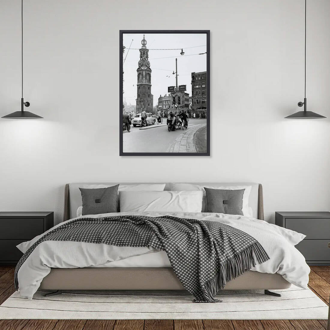 Zwart-witfoto uit 1956 van het Muntplein in Amsterdam, gezien naar de Kalverstraat. – canvas zwarte baklijst in slaapkamer