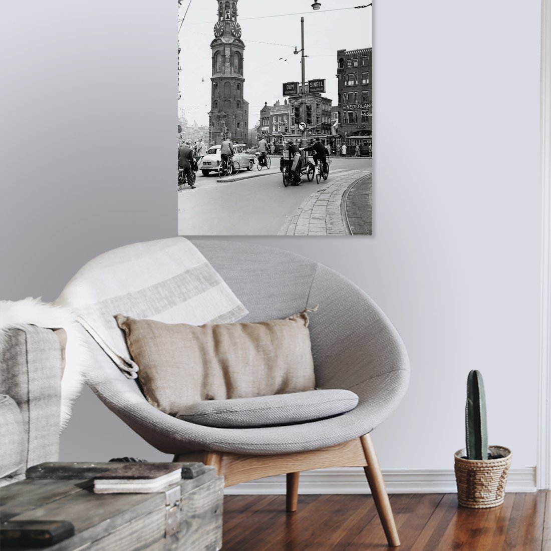Zwart-witfoto uit 1956 van het Muntplein in Amsterdam, gezien naar de Kalverstraat. – canvas zonder lijst in leeshoek