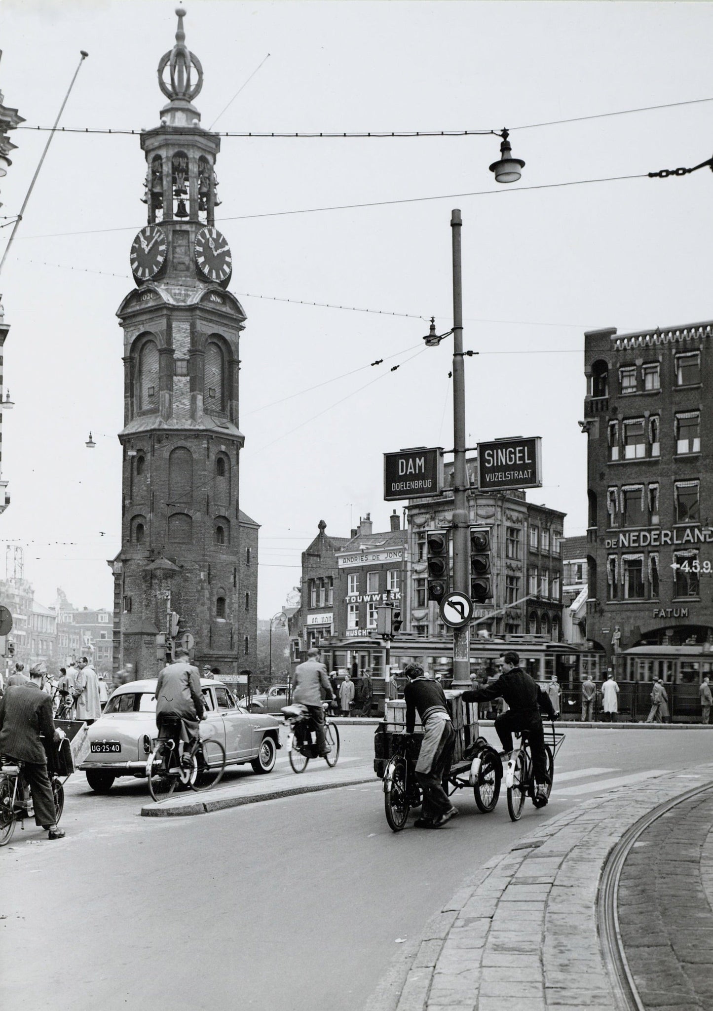 Zwart-witfoto uit 1956 van het Muntplein in Amsterdam, gezien naar de Kalverstraat.