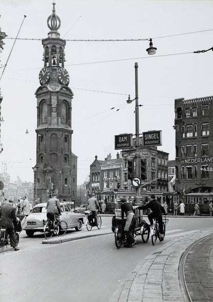 Zwart-witfoto uit 1956 van het Muntplein in Amsterdam, gezien naar de Kalverstraat.