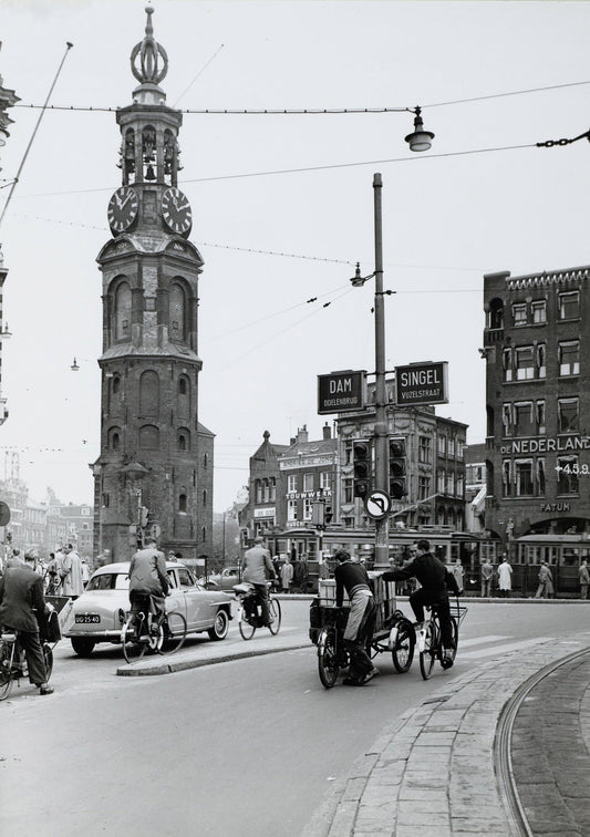 Zwart-witfoto uit 1956 van het Muntplein in Amsterdam, gezien naar de Kalverstraat.