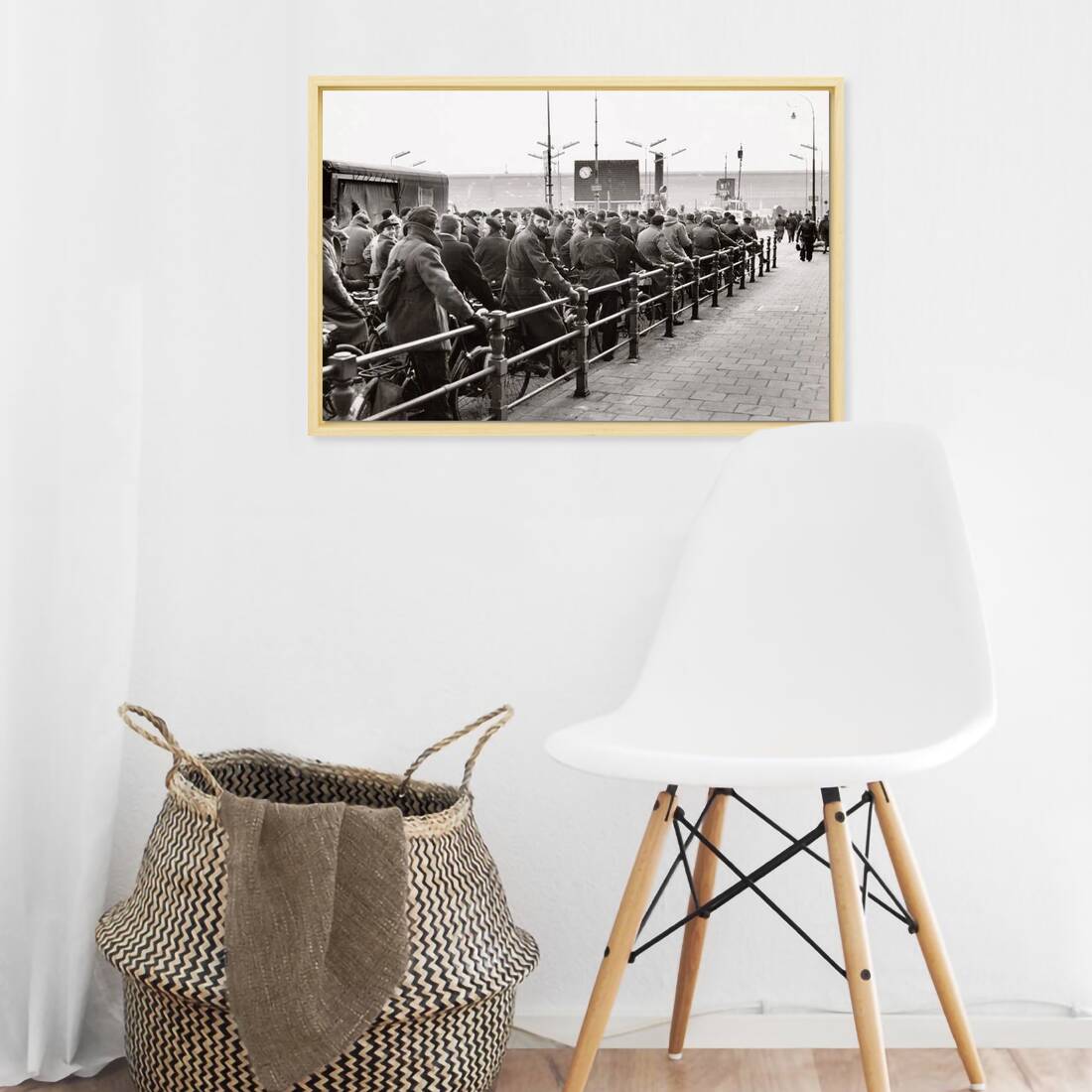 Zwart-witfoto uit 1956 van fietsers in opstelling voor de veerpont op de Buiksloterweg in Amsterdam. – canvas naturel baklijst in keuken