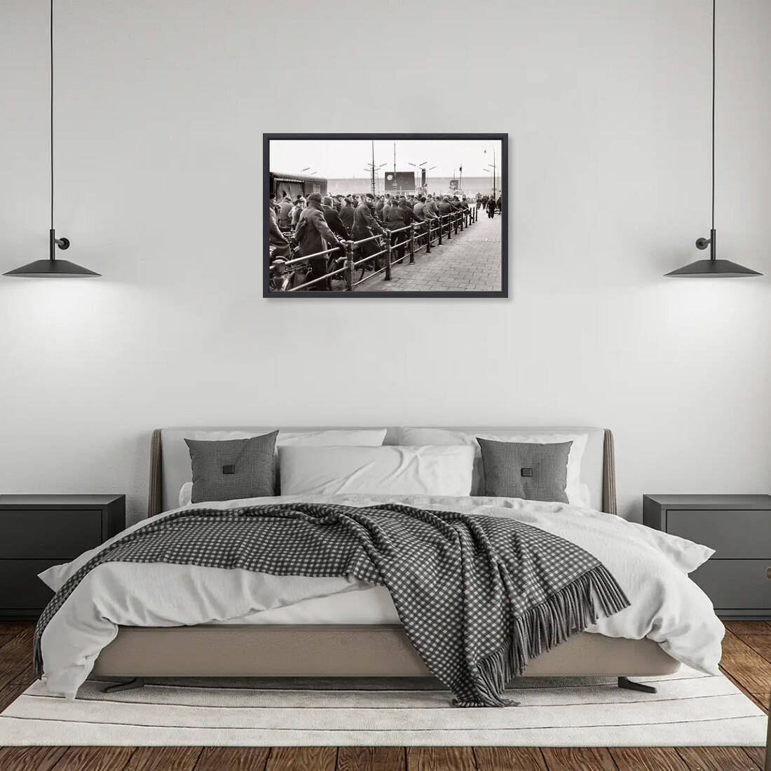 Zwart-witfoto uit 1956 van fietsers in opstelling voor de veerpont op de Buiksloterweg in Amsterdam. – canvas zwarte baklijst in slaapkamer