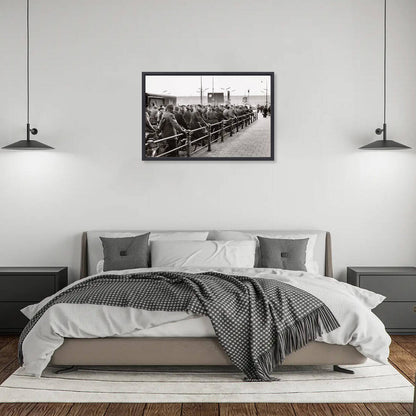 Zwart-witfoto uit 1956 van fietsers in opstelling voor de veerpont op de Buiksloterweg in Amsterdam. – canvas zwarte baklijst in slaapkamer