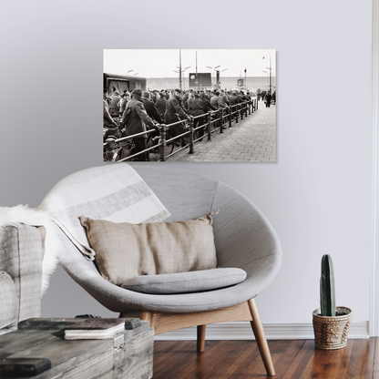 Zwart-witfoto uit 1956 van fietsers in opstelling voor de veerpont op de Buiksloterweg in Amsterdam. – canvas zonder lijst in leeshoek