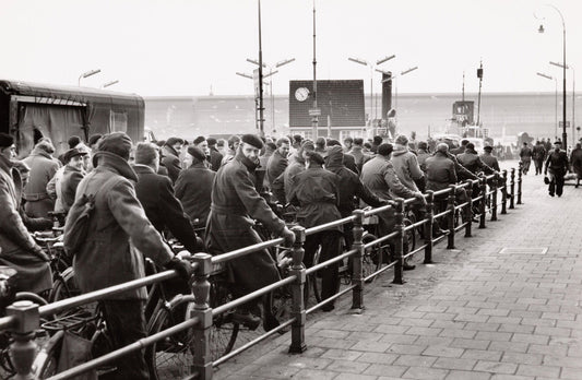 Zwart-witfoto uit 1956 van fietsers in opstelling voor de veerpont op de Buiksloterweg in Amsterdam.